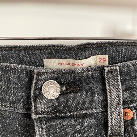 Levi's Women's Black Wedgie Skinny Jeans - Picture 3 of 5